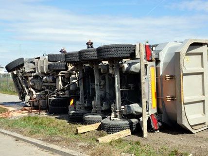 Der Lkw hatte sich teilweise in der Brücke verfangen, der Fahrer wurde nur leicht verletzt. Der Lkw hatte sich teilweise in der Brücke verfangen, der Fahrer wurde nur leicht verletzt.