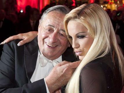 Richard Lugner - hier mit Gina Lisa Lohfink - verrät, dass er seine erste Million auf verbotene Weise verdient hat. Richard Lugner - hier mit Gina Lisa Lohfink - verrät, dass er seine erste Million auf verbotene Weise verdient hat.