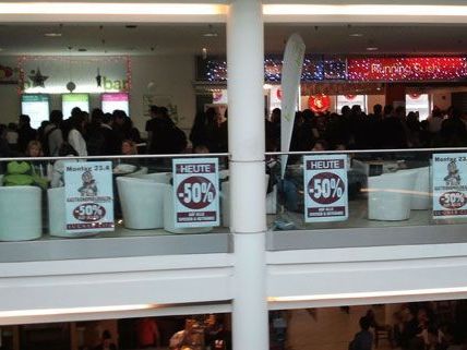 Die Rabattaktion sorgte für lange Schlangen vor allen Lokalen in der Lugner City. Die Rabattaktion sorgte für lange Schlangen vor allen Lokalen in der Lugner City.