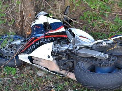 Bei einem Motorradunfall am Montagabend verstarb der Lenker an der Unfallstelle.