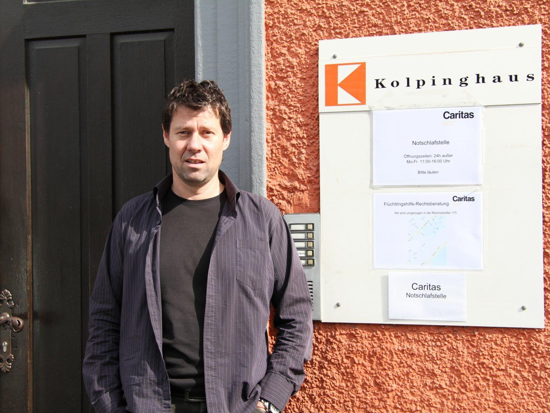 Wolfgang Meier von der Caritas vor dem Kolpinghaus.