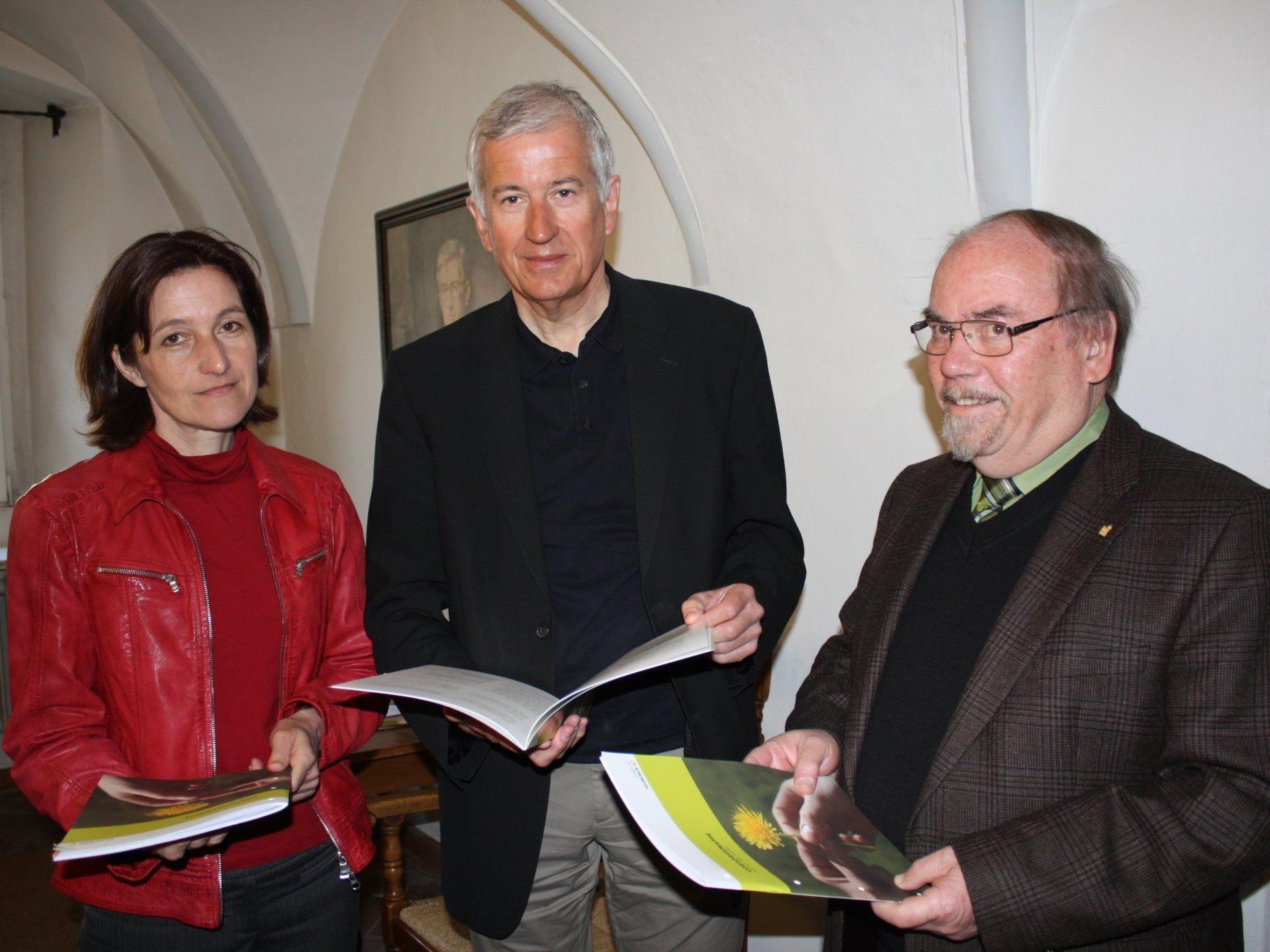 Natalie Wojtech vom Bürgerservice, Bürgermeister Wilfried Berchtold und Egon Wehinger, Obmann des Seniorenbeirats, stellten die Vorsorgemappe gemeinsam vor.