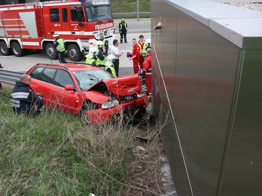 Zwei Kinder wurden bei einem Autounfall auf der S1 bei Vösendorf verletzt.