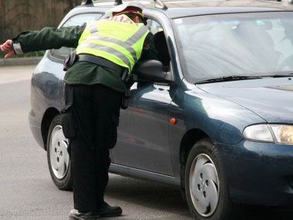Mit 107kmh lieferten sich zwei Lenker am Sonntagnachmittag ein Rennen in Wiener Neustadt. Mit 107kmh lieferten sich zwei Lenker am Sonntagnachmittag ein Rennen in Wiener Neustadt.