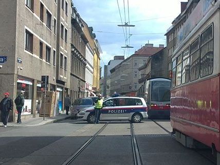 Rettungs- und Polzeieinsatz in Ottakring. Rettungs- und Polzeieinsatz in Ottakring.