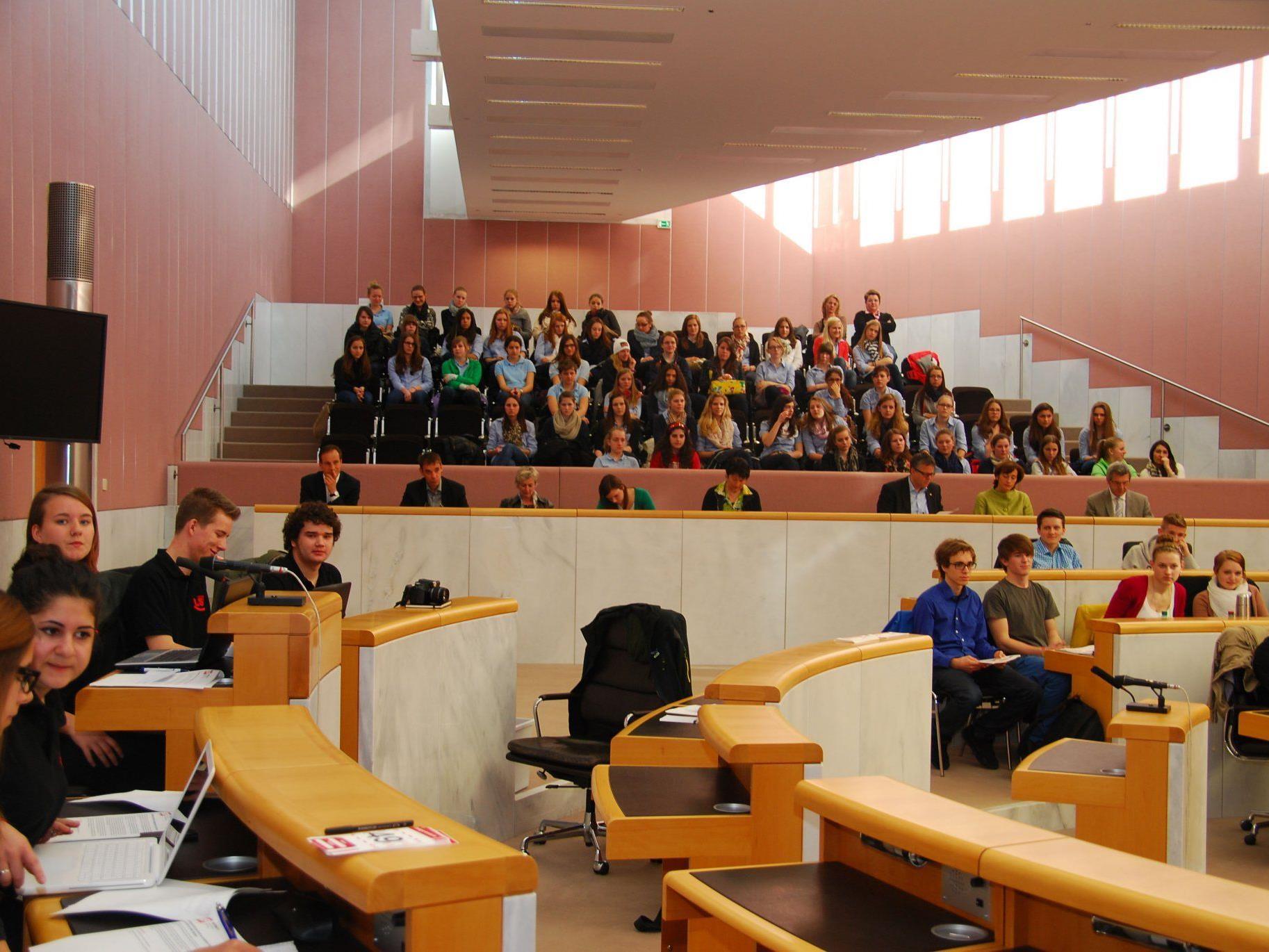 Im Plenarsaal des Landtags tagte das SchülerInnenparlament.