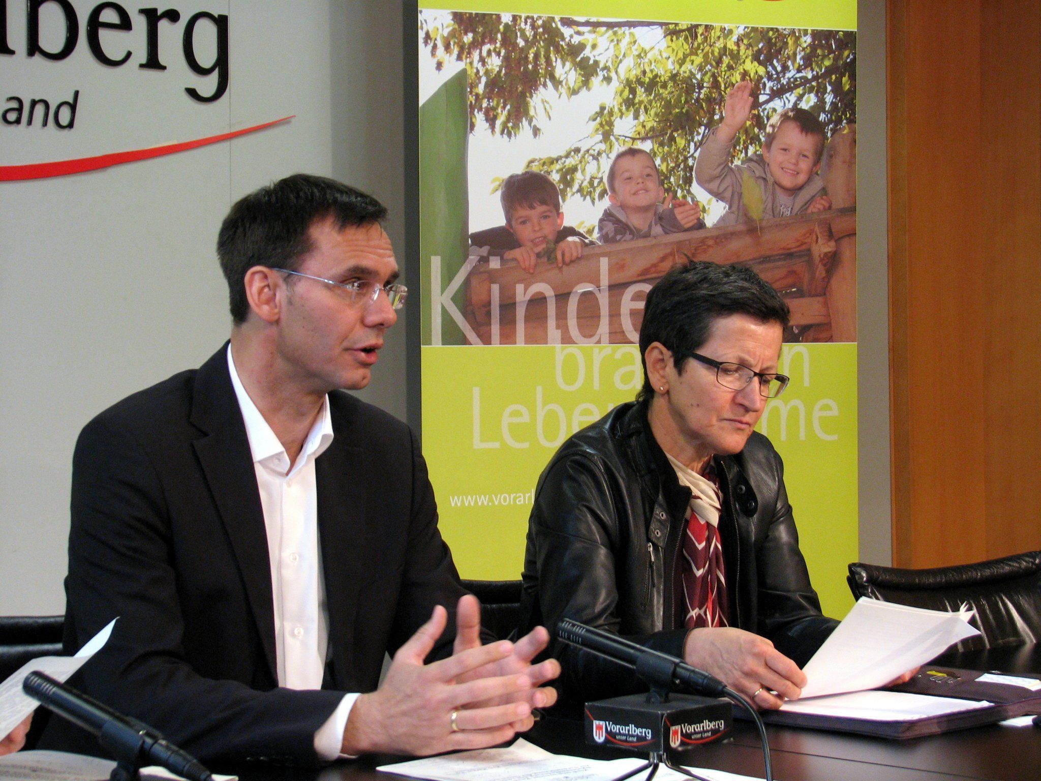 LH Wallner und LR Schmid zogen im Pressefoyer eine positive Zwischenbilanz über die Förderung von kommunalen Spielraumkonzepten. LH Wallner und LR Schmid zogen im Pressefoyer eine positive Zwischenbilanz über die Förderung von kommunalen Spielraumkonzepten.