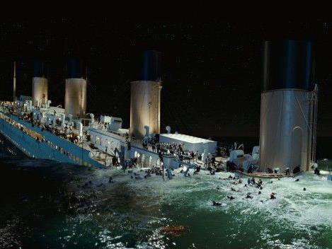 Einzige Reise der Titanic endet tragisch.
