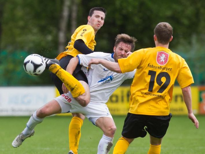 Koblach-Spieler Tobias Hämmerle im Zweikampf gegen Altach-Amateure-Kicker. Koblach-Spieler Tobias Hämmerle im Zweikampf gegen Altach-Amateure-Kicker.