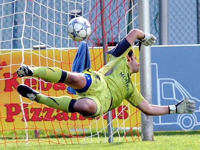 Zwei Gegentore musste Viktoria-Tormann Christian Goyo auf der Gastra einstecken. Zwei Gegentore musste Viktoria-Tormann Christian Goyo auf der Gastra einstecken.