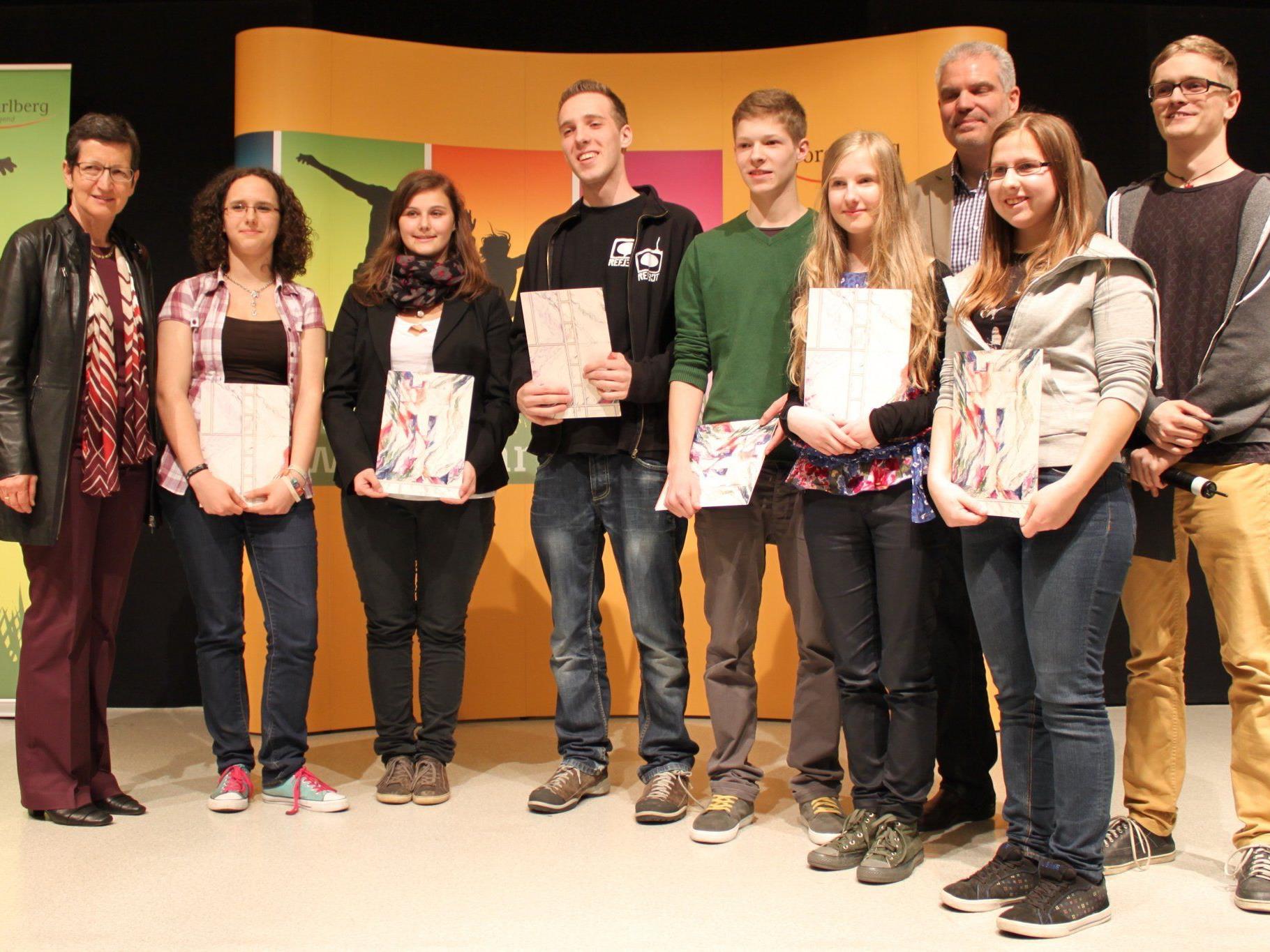 Die sechs Gewinnerinnen und Gewinner des Landesredewettbewerbs mit LR Greti Schmid, Jugend-Fachbereichsleiter Thomas Müller und Moderator Thomas Pfanner.