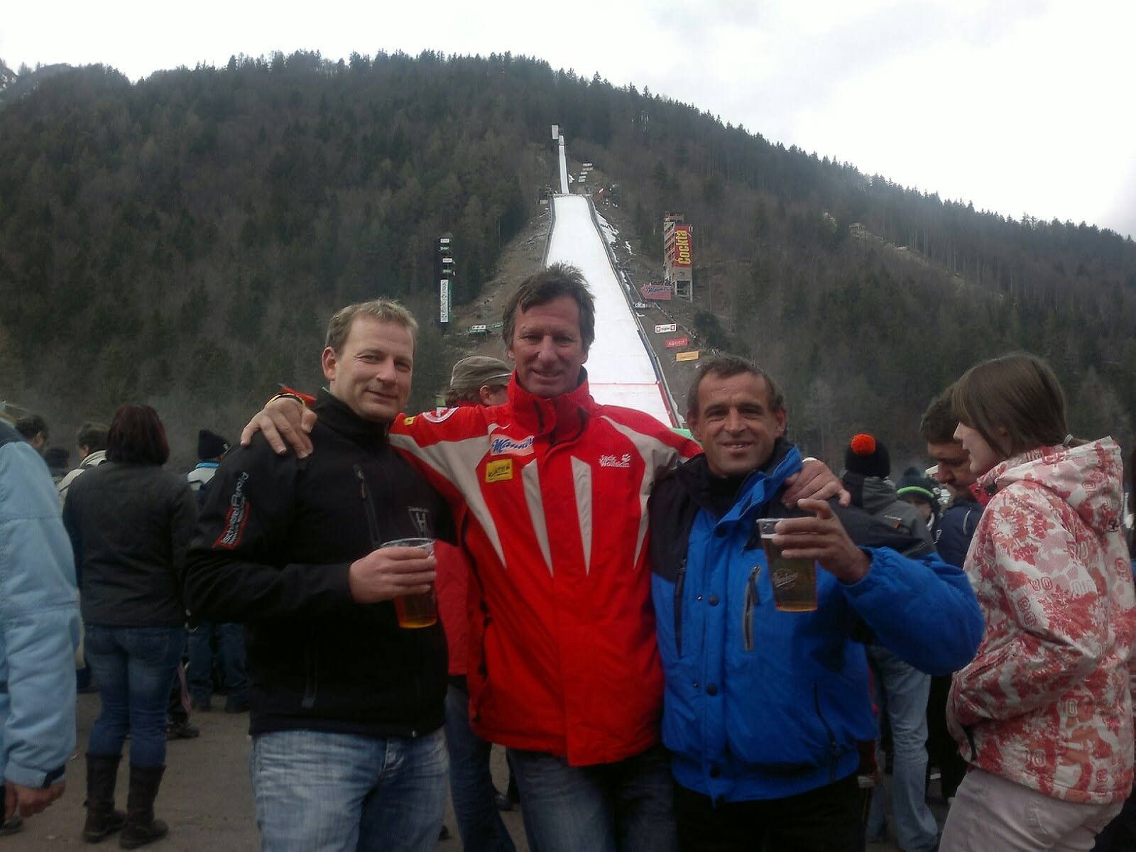 Jürgen Truppe, Fritz Koch und Willi Sinz vor der Skiflugschanze in Planica. Jürgen Truppe, Fritz Koch und Willi Sinz vor der Skiflugschanze in Planica.