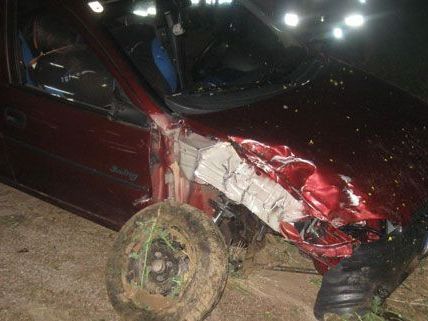 Ein Autolenker im Bezirk Neunkirchen hatte Glück am Donnerstag, er blieb bei dem Unfall unverletzt. Ein Autolenker im Bezirk Neunkirchen hatte Glück am Donnerstag, er blieb bei dem Unfall unverletzt.