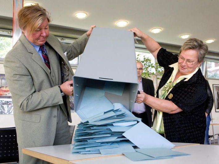 Wenn das letzte Wahllokal schließt, müssen künftig auch alle Briefwähler ihre Stimme bereits abgegeben haben. Wenn das letzte Wahllokal schließt, müssen künftig auch alle Briefwähler ihre Stimme bereits abgegeben haben.