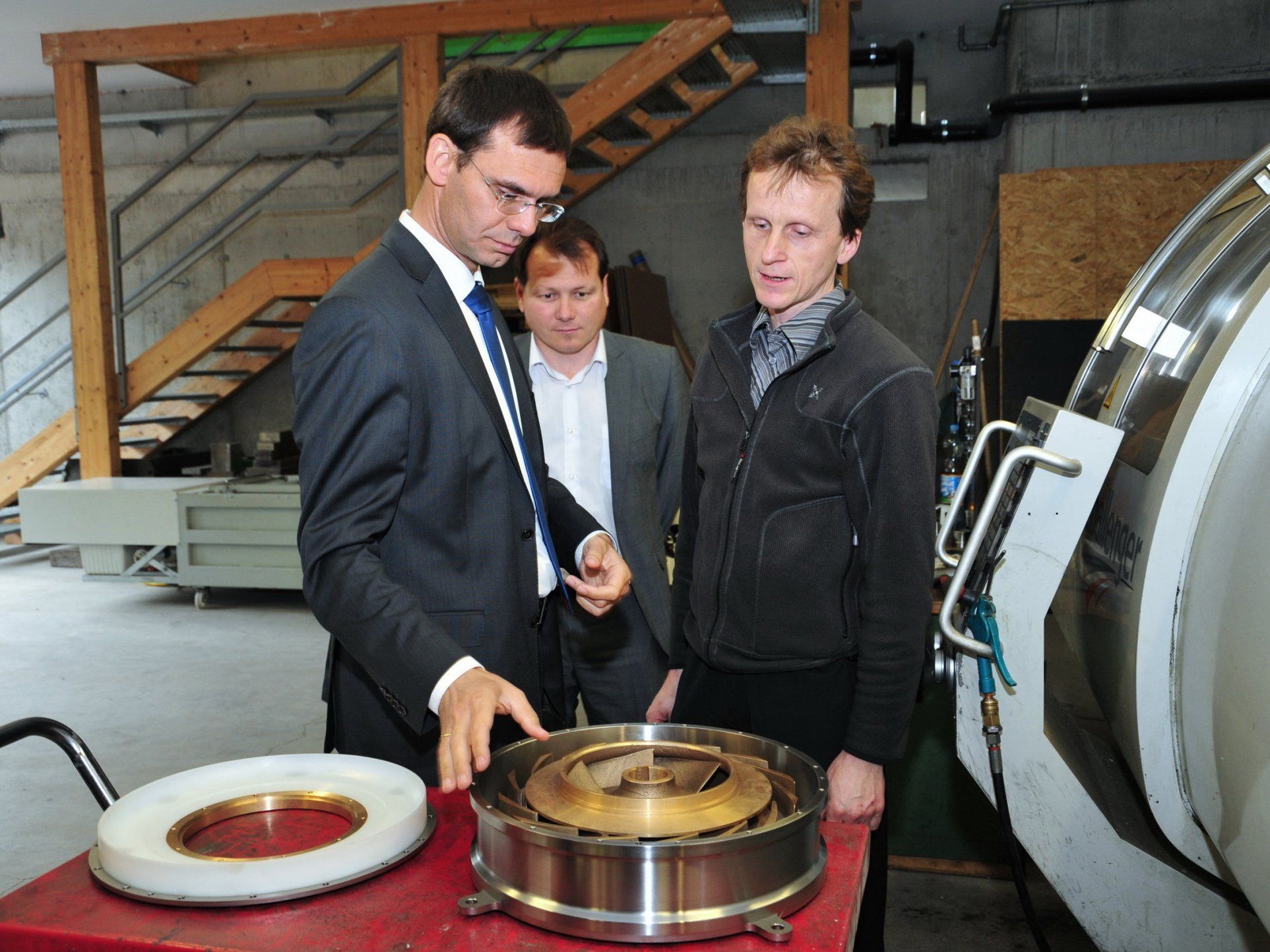 Besuch bei der Firma Rechners: Bruno Walter, Geschäftsführer von Rechners, führte Landeshauptmann Wallner durch den Betrieb (im Bild v.l.: LH Wallner, Bgm. Harald Witwer und Rechners-Geschäftsführer Bruno Walter) Besuch bei der Firma Rechners: Bruno Walter, Geschäftsführer von Rechners, führte Landeshauptmann Wallner durch den Betrieb (im Bild v.l.: LH Wallner, Bgm. Harald Witwer und Rechners-Geschäftsführer Bruno Walter)