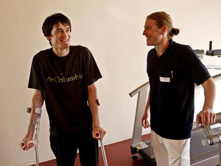 WANN & WO besuchte Stefan nach seinem Sturz in der Reha-Klinik Montafon.