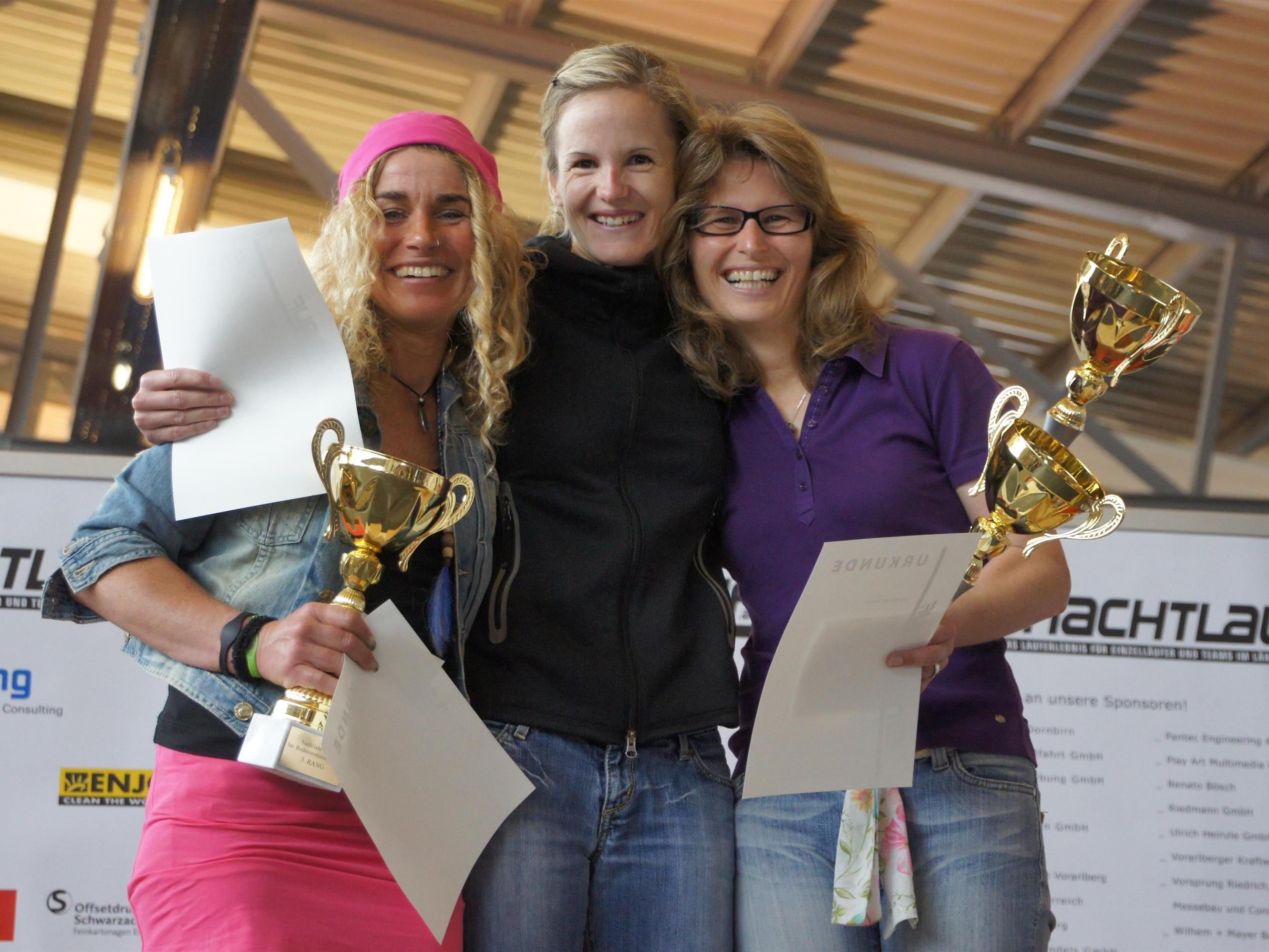 Die Siegerinnen der Einzelläufer Damen: Yvonne Hugelshofer (Mitte), Heike Christ (r.) und Carmen Hamm (l.)