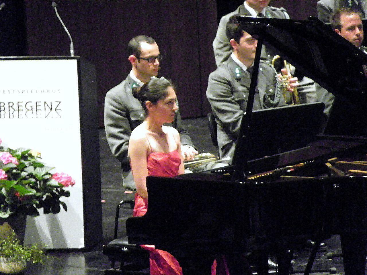 Akiko Metzler als Klaviersolistin