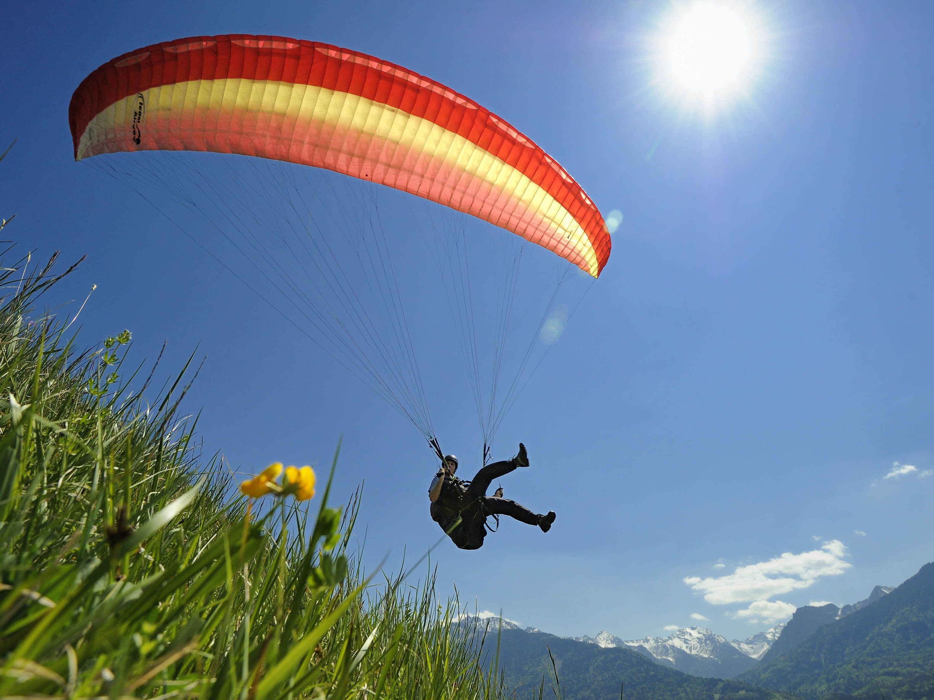 62-jähriger Paragleiter kam ohne Verletzungen davon. 62-jähriger Paragleiter kam ohne Verletzungen davon.