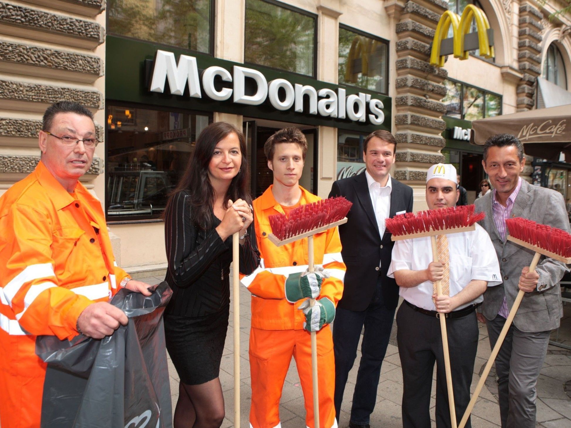 "Wien räumt auf" - Auch McDonald's und Umweltstadträtin Ulli Sima putzenmit "Wien räumt auf" - Auch McDonald's und Umweltstadträtin Ulli Sima putzenmit
