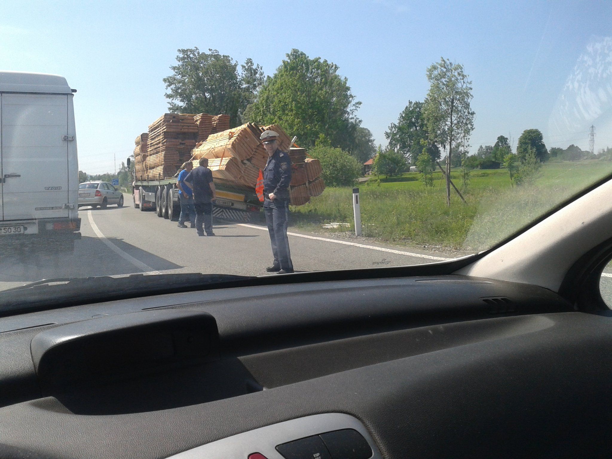 Die Ladung des Lkws kippte auf die Seite.