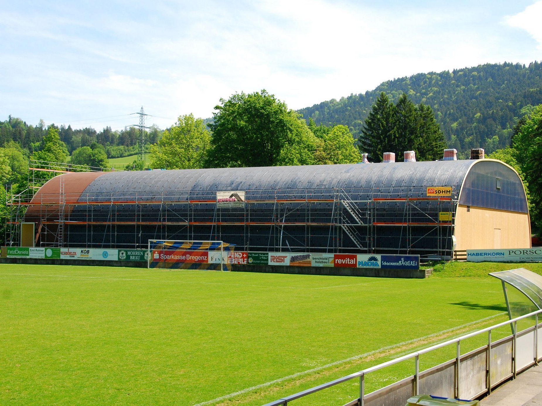 In nur drei Monaten Bauzeit wurde die neue Halle errichtet. In nur drei Monaten Bauzeit wurde die neue Halle errichtet.