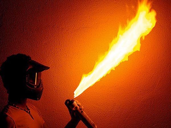 Ein Unbekannter sprühte Benzin aus einem Zerstäuber in ein Lokal und zündete ihn an Ein Unbekannter sprühte Benzin aus einem Zerstäuber in ein Lokal und zündete ihn an