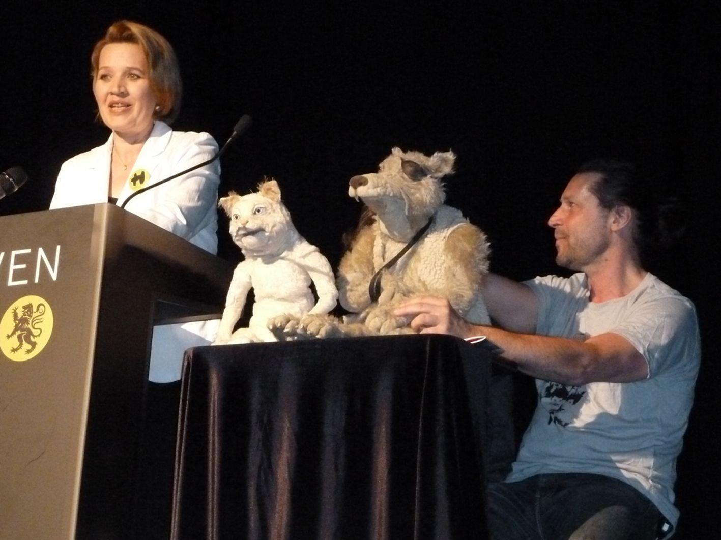 Kultur-Landesrätin Andrea Kaufmann mit ihren Co-Moderatoren Katze und Wolf bei der Begrüßung.