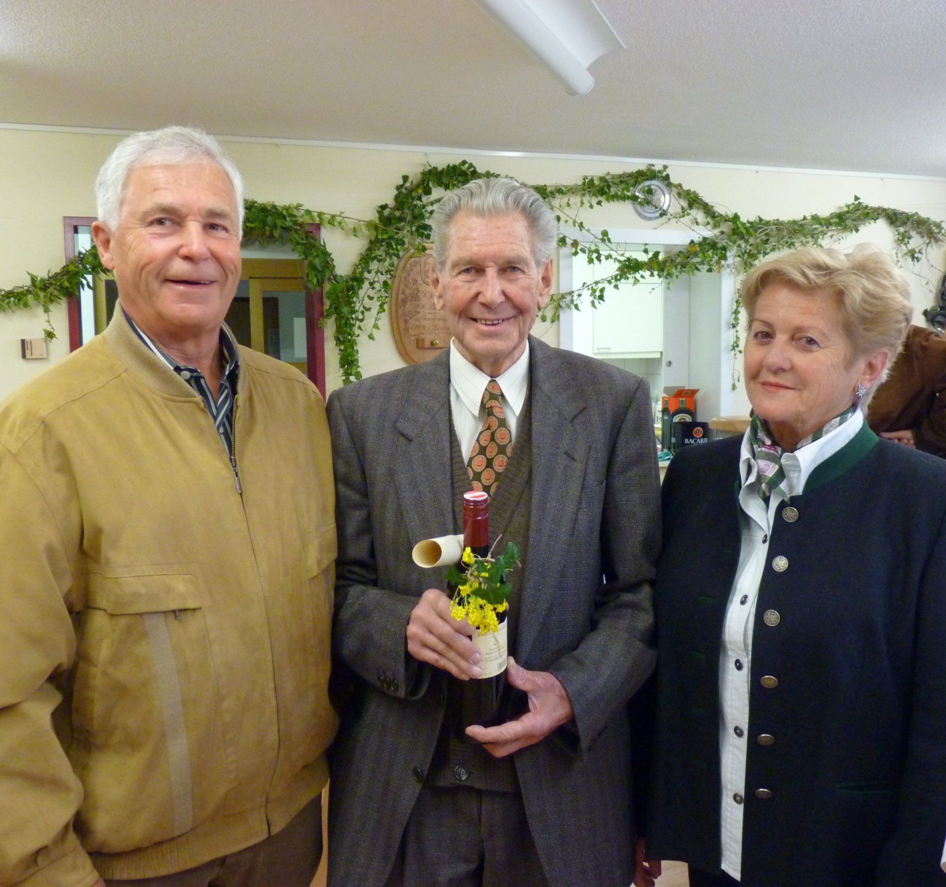 Obmann Rüdiger Geiger mit dem Jubilar Konrad Fritsche und der Obmannstellvertreterin Helga Fischer von Senioren-Aktiv-Bürserberg Obmann Rüdiger Geiger mit dem Jubilar Konrad Fritsche und der Obmannstellvertreterin Helga Fischer von Senioren-Aktiv-Bürserberg
