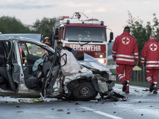 Die Polizei sucht dringend Zeugen nach dem tödlichen Crash in Naarn im Bezirk Perg (OÖ).