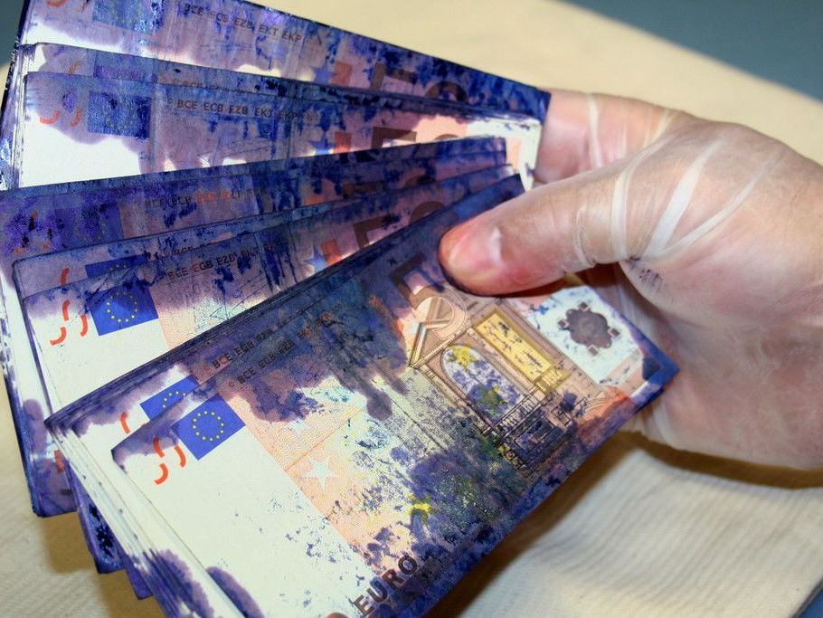 Durch eine Farbbombe unbrauchbar gemachtes Bargeld aus einem gesprengten Bankomat Durch eine Farbbombe unbrauchbar gemachtes Bargeld aus einem gesprengten Bankomat