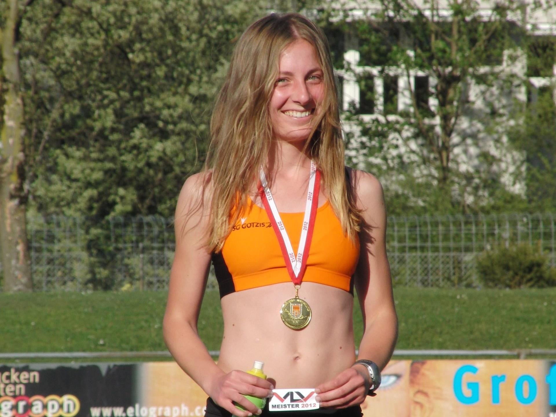 Almedina Kaniza von der SG Götzis holt sich den Meistertitel über 10.000 Meter.