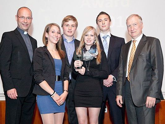 Dompfarrer Toni Faber und ein paar der Preisträger bei den Amicus-Awards Dompfarrer Toni Faber und ein paar der Preisträger bei den Amicus-Awards