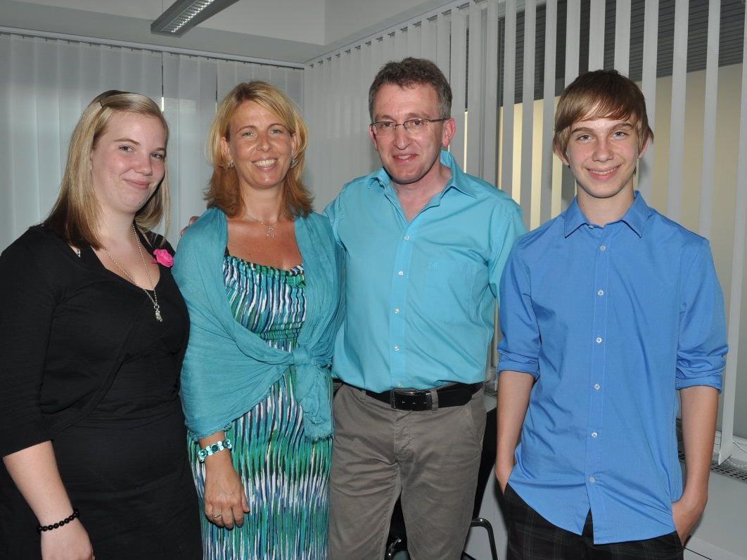 Dr. Werner Feuerstein freut sich mit Lebensgefährtin Brigitte Segat und deren Kinder Stephanie und Sebastian über die neue Praxis.