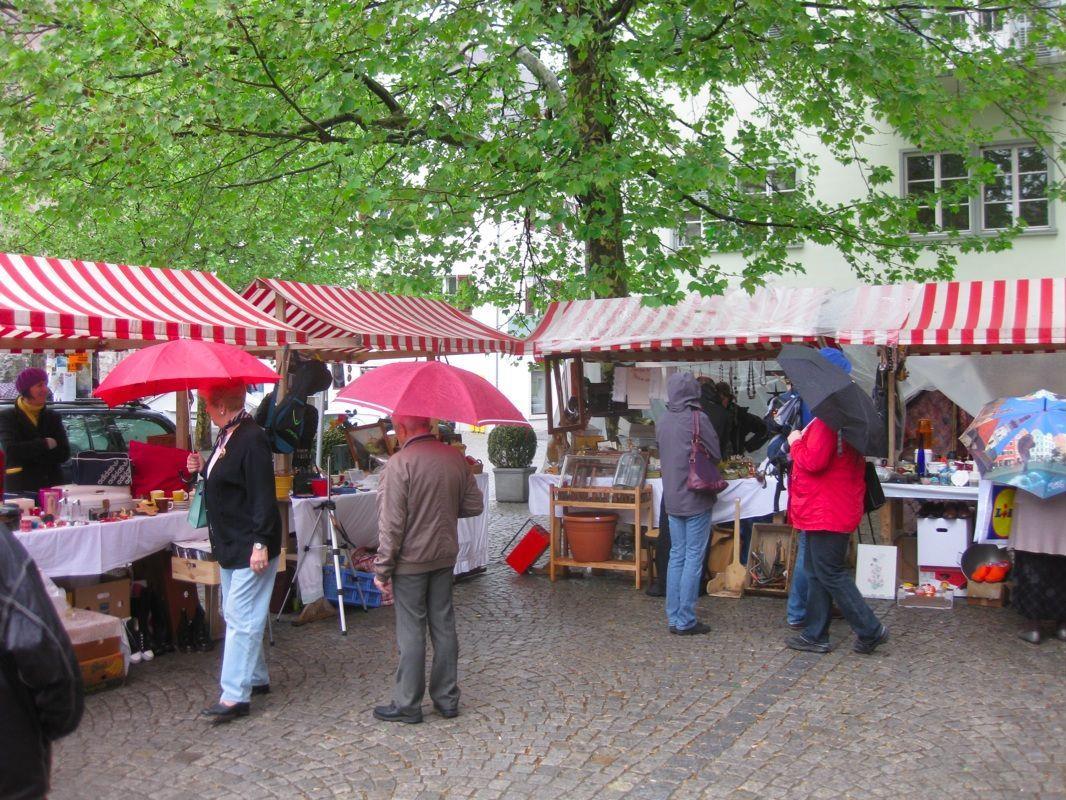 Viel Regen, Regenschirme aber auch gute Laune und Verständnis gab es beim Feldkircher Trödlermarkt