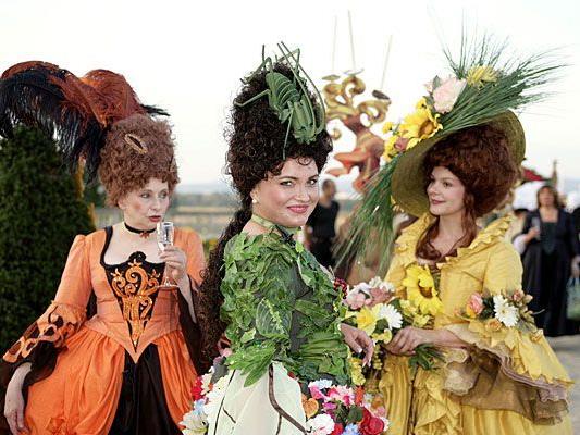 In stilechten Kostümen wird das Barockfest im Schloss Hof gefeiert