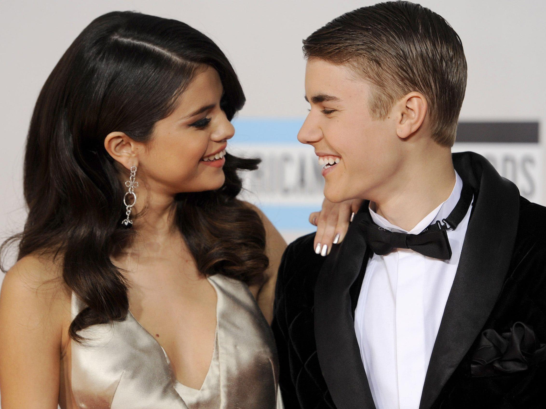 Justin Bieber (r.) wollte seine Freundin Selina Gomez vor einem Paparrazo beschützen. Justin Bieber (r.) wollte seine Freundin Selina Gomez vor einem Paparrazo beschützen.
