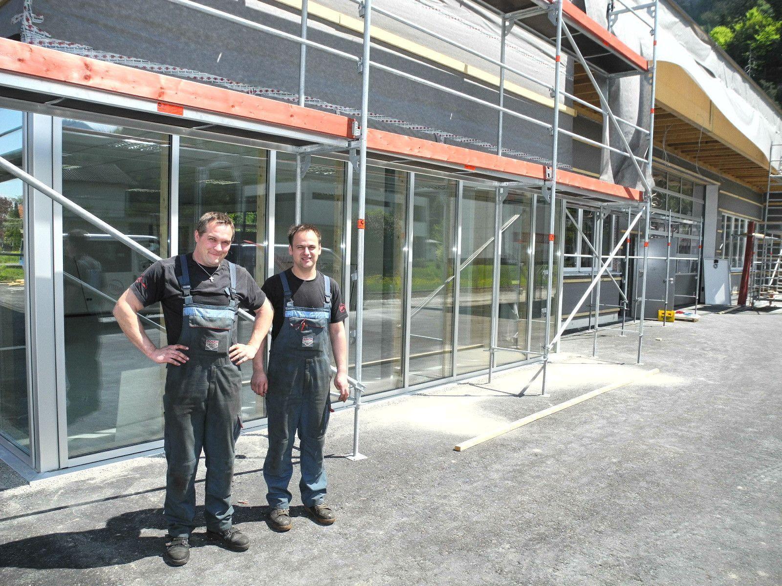 (l.) Bernd Pühringer mit Mario Bilgeri vor ihrem Werkstatt Neubau in Altenstadt