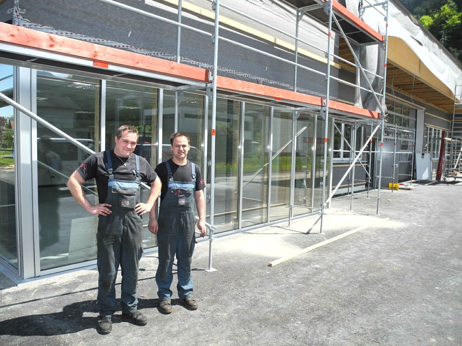 (l.) Bernd Pühringer mit Mario Bilgeri vor ihrem Werkstatt Neubau in Altenstadt (l.) Bernd Pühringer mit Mario Bilgeri vor ihrem Werkstatt Neubau in Altenstadt