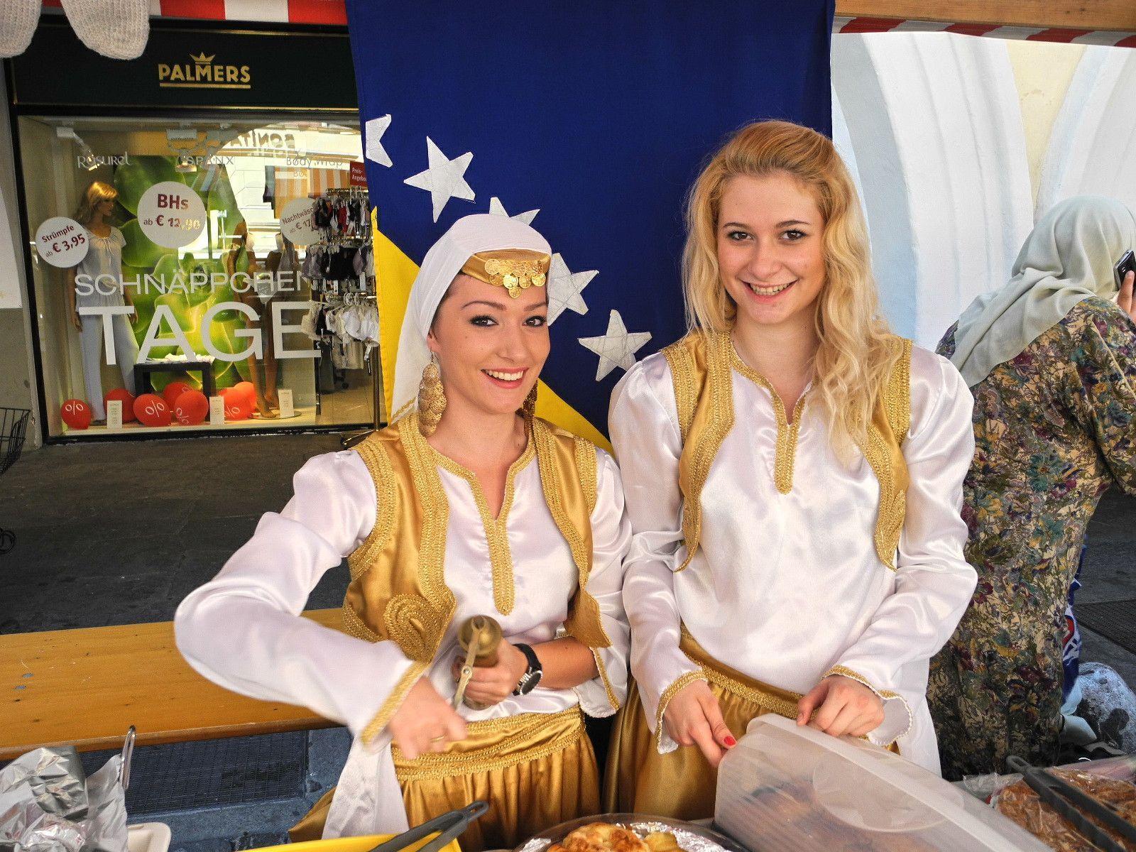 Zwei Bosniakische Frauen präsentierten ein Stück ihrer Kultur auf dem Festplatz in der Marktgasse