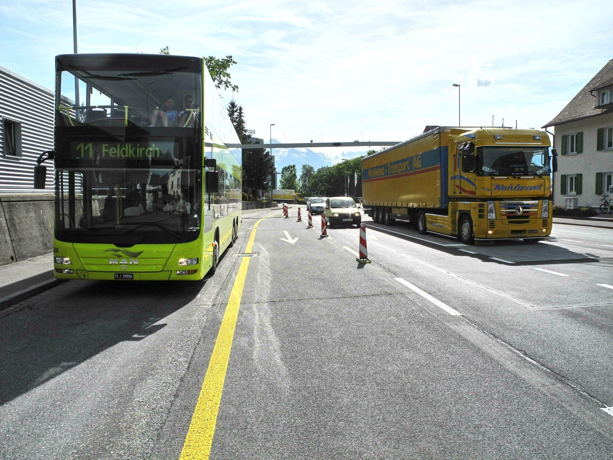 Freie Fahrt für den öffentlichen Busverkehr auf einer eigenen "Busspur" die bis zum Zollamt Tisis führt