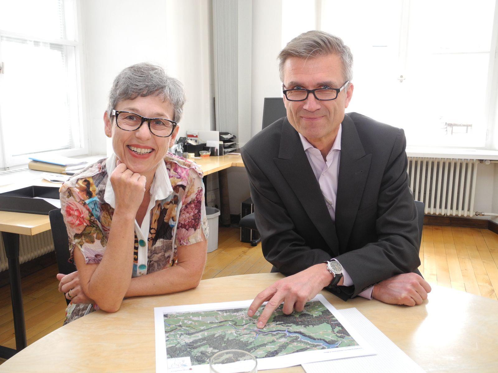 Stadträtin Angelika Lener mit Stadtbaumeister Gabor Mödlagl informieren über das Baugeschehen.