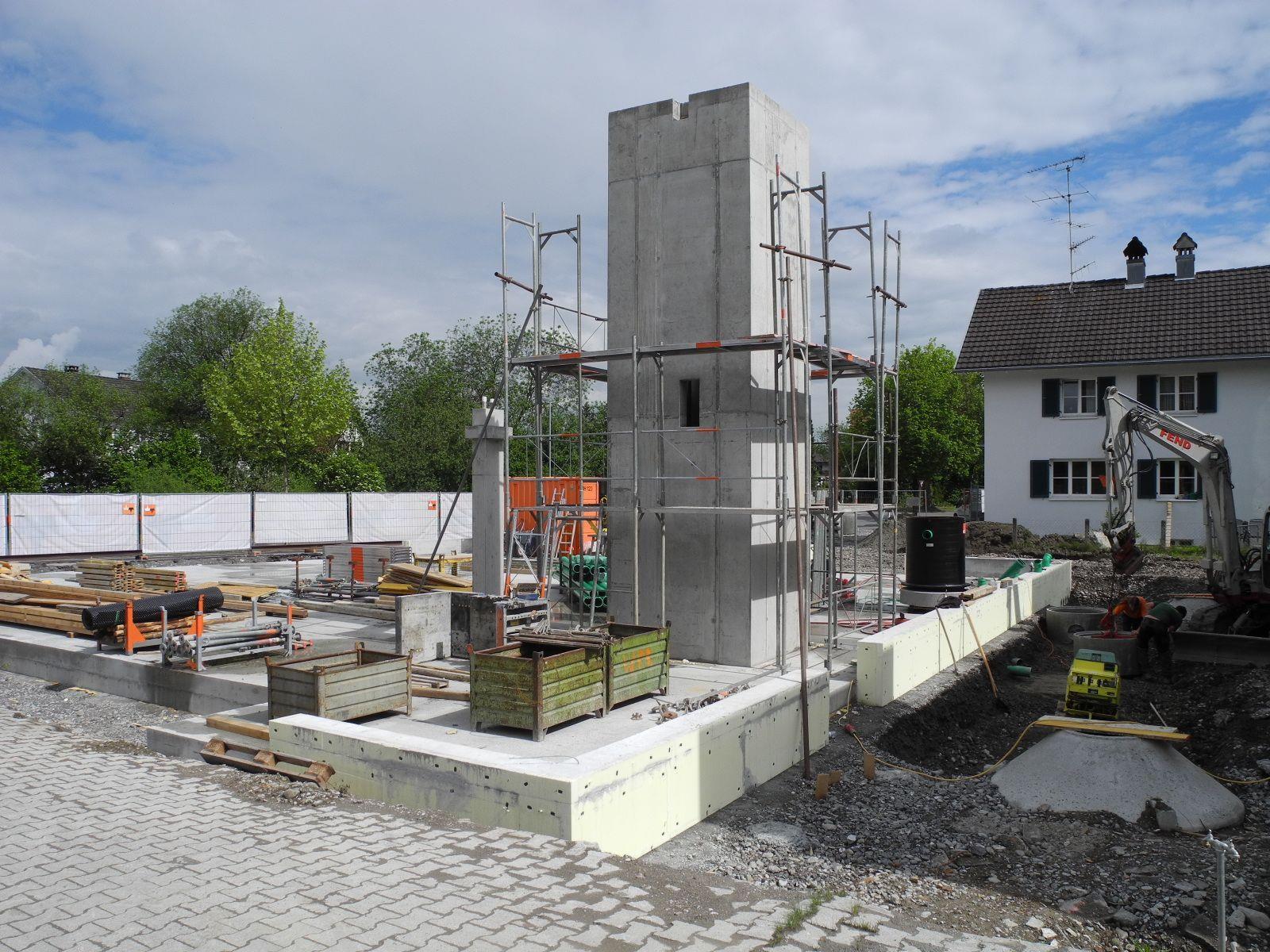 Die Betonarbeiten sind für das neue Pfarrzentrum Altenstadt abgeschlossen, mit dem Verlegen der Ver- und Entsorgungsleitungen wurde bereits begonnen