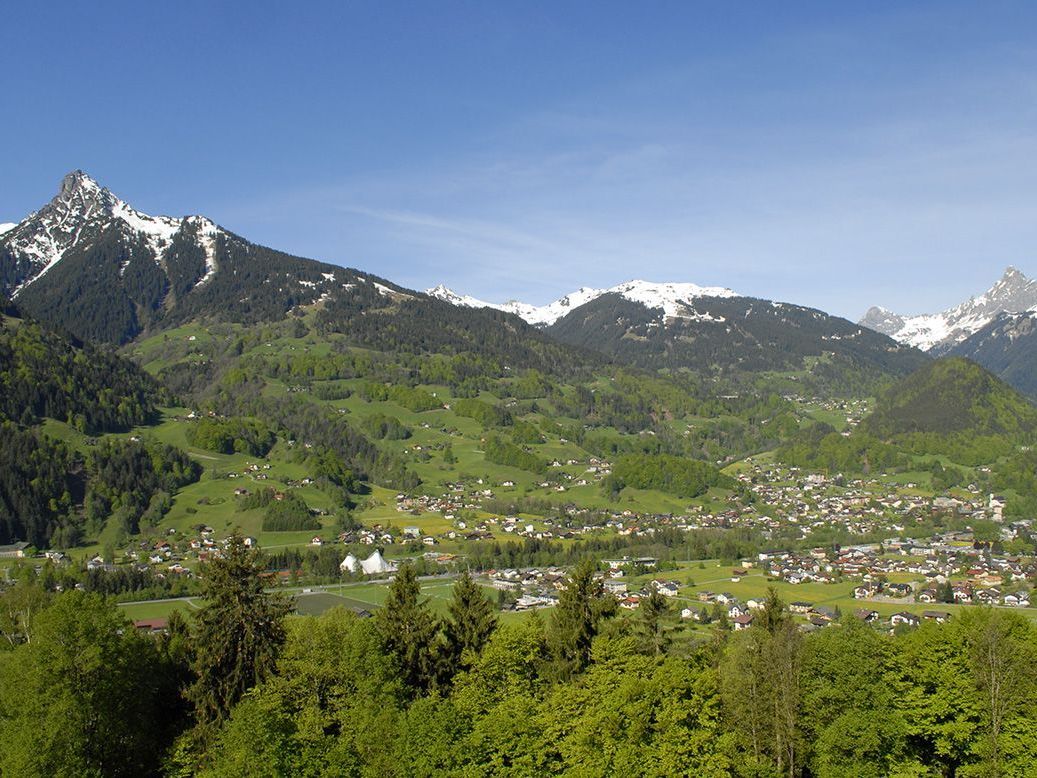 Blick von Schruns-Hof nach Tschagguns am 10. Mai 2012. Blick von Schruns-Hof nach Tschagguns am 10. Mai 2012.