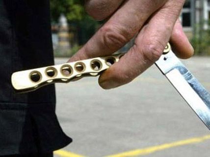 Weil Nacktfotos seiner Schwester auf Facebook gestellt werden sollten, stach ein Bursche mit dem Butterflymesser zu Weil Nacktfotos seiner Schwester auf Facebook gestellt werden sollten, stach ein Bursche mit dem Butterflymesser zu
