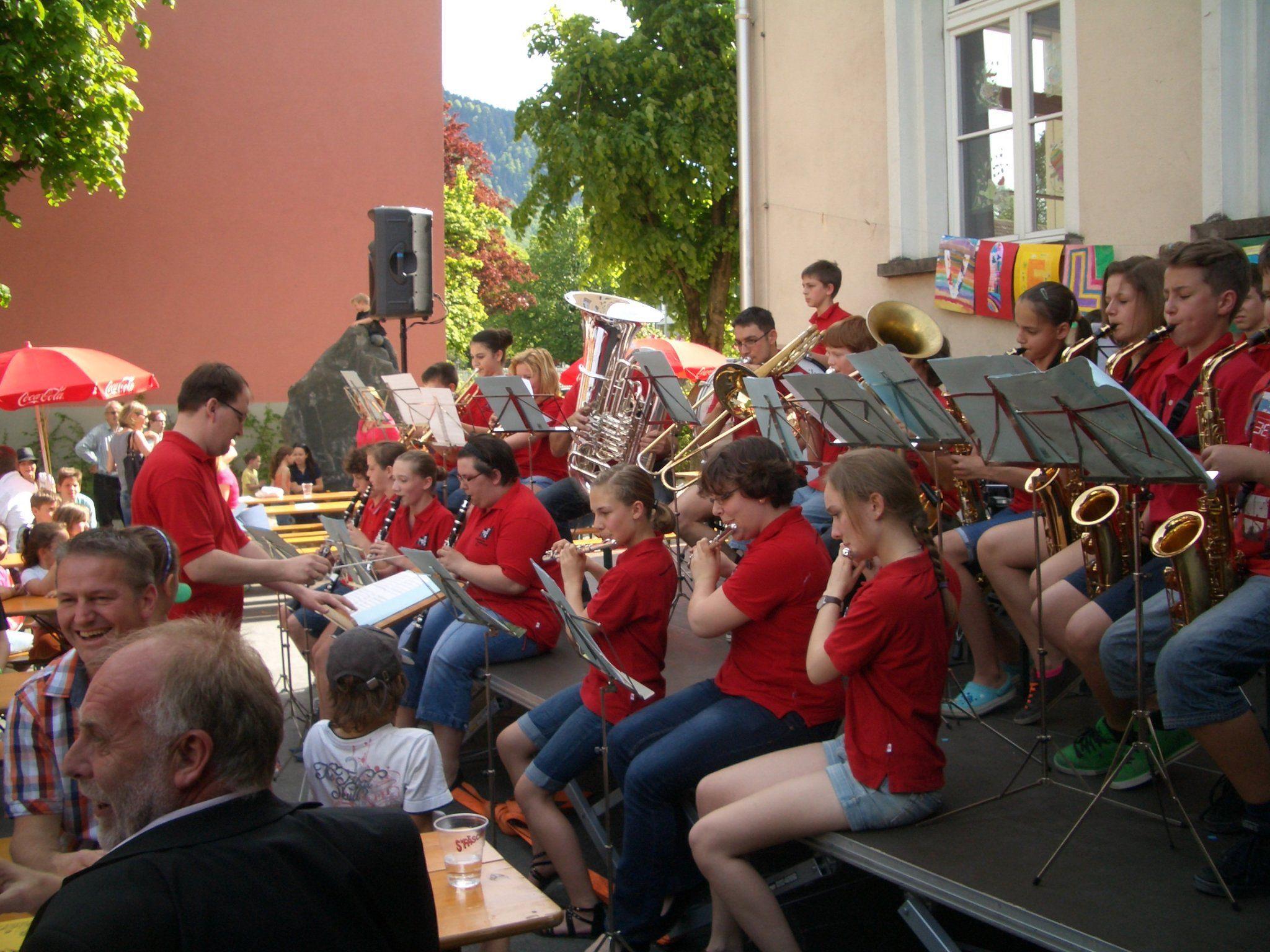Die Jugend der Bürgermusik bei der Eröffnung des Schulhofs
