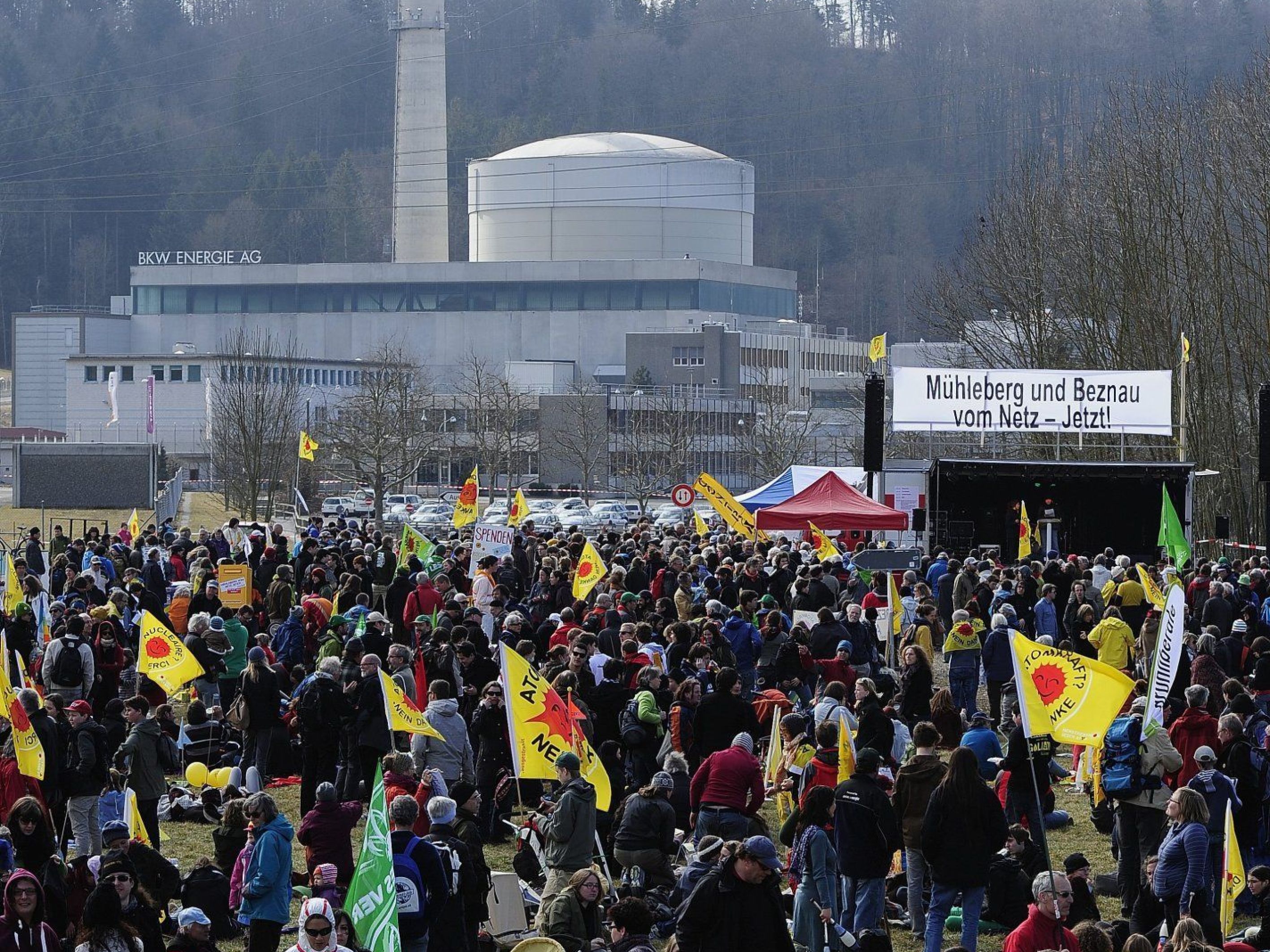 Atomkraft-Gegner vor dem AKW Mühleberg. Atomkraft-Gegner vor dem AKW Mühleberg.