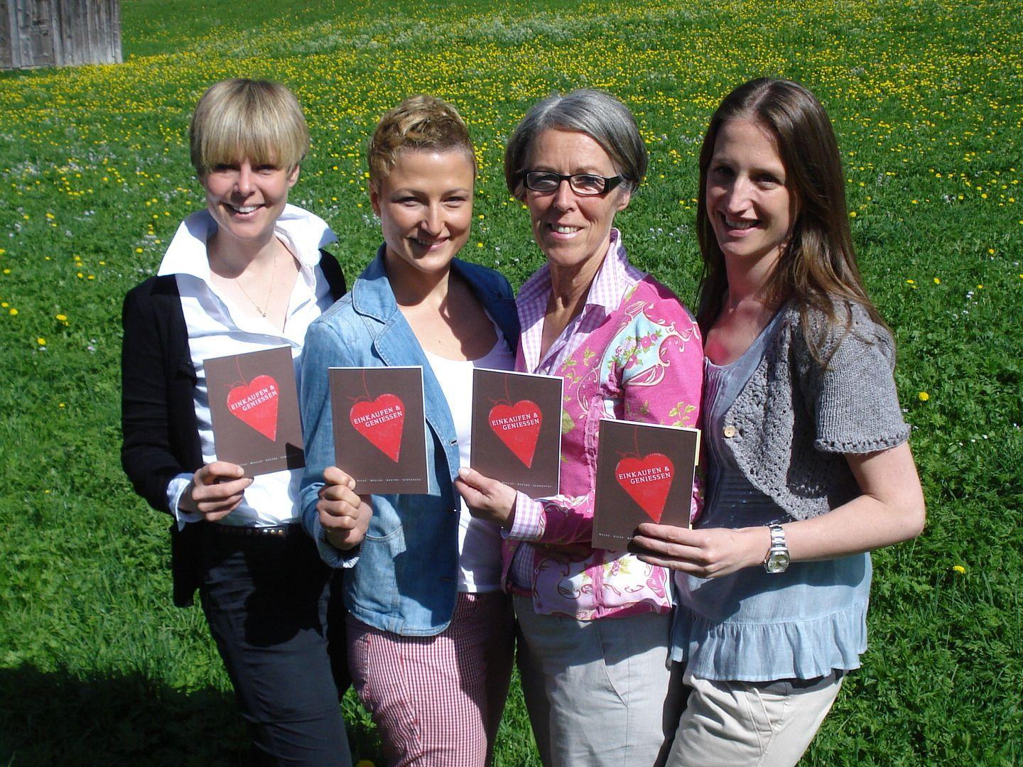 Margit, Ellen, Thereisa und Edith präsentieren die neue Broschüre.