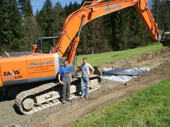 Baupolier Stefan Berkmann (links) erläutert die Baumaßnahmen