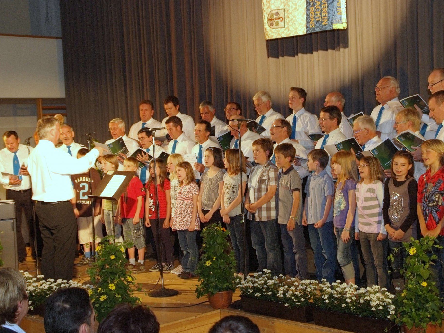 „Wohlauf nur frisch gesungen“ heißt es beim Konzert des Männerchores Schlins-Röns.